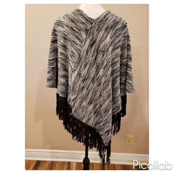 Two by Vince Camuto Fringed Poncho - Picture 7 of 9